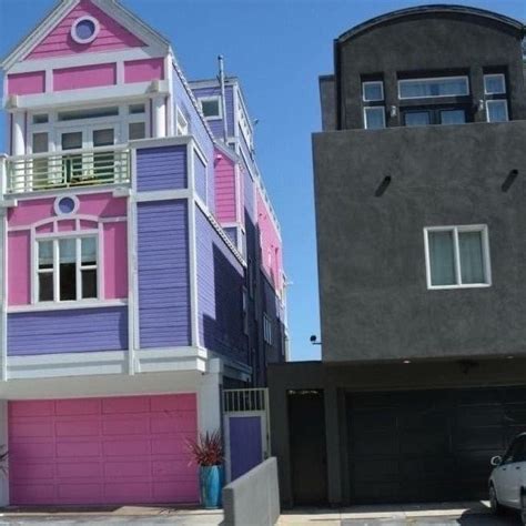 casa preta e casa rosa